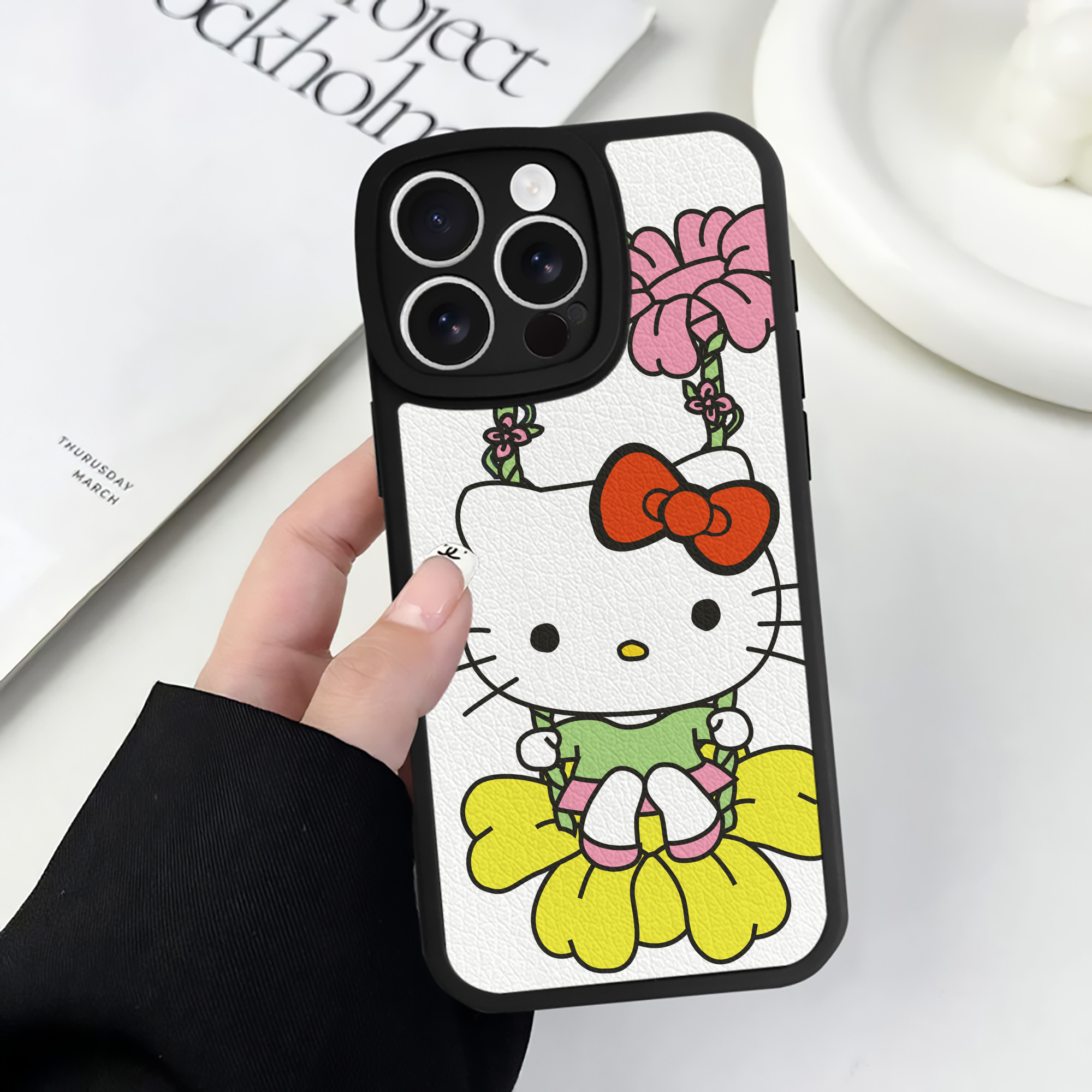 （画像用） Hello Kitty ハローキティ 【iPhone 16シリーズ対応】シリコンスマホケース（レザー調） 材質：シリコン